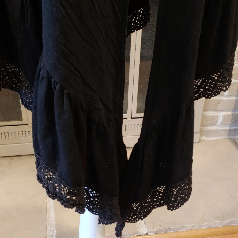 Vintage Ruffled Triangle Shawl - Picture 2 of 4